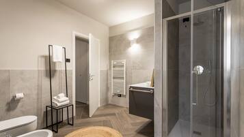Douche, bidet, serviettes fournies
