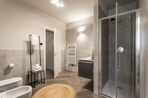 Dusche, Bidet, Handtücher