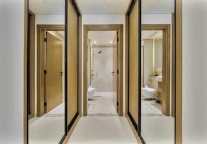Shower, hair dryer, bidet, towels - Elegant 3BR Stay in JVC near Circle Mall (دبي)