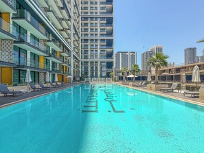 Outdoor pool - Elegant 3BR Stay in JVC near Circle Mall (دبي)