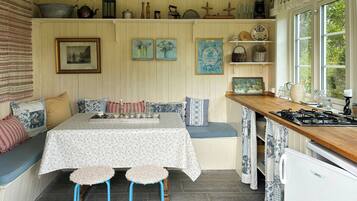 Microwave, oven, dishwasher, coffee/tea maker