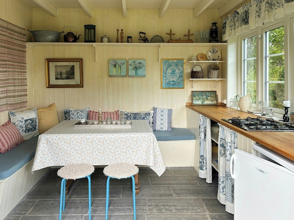 Microwave, oven, dishwasher, coffee/tea maker