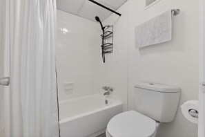 Toalhas de banho, sabonete, papel higiênico 