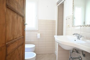 Douche, bidet, serviettes fournies