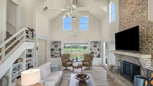Living area - Picturesque Ranch House Retreat/Cattle Ranch/Twin Lakes/First Monday (Canton)