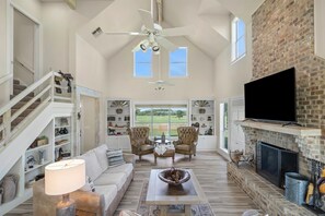 Living area - Picturesque Ranch House Retreat/Cattle Ranch/Twin Lakes/First Monday (Canton)