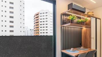 Apartamento superluxo, vista para a cidade | Opções para refeição no quarto
