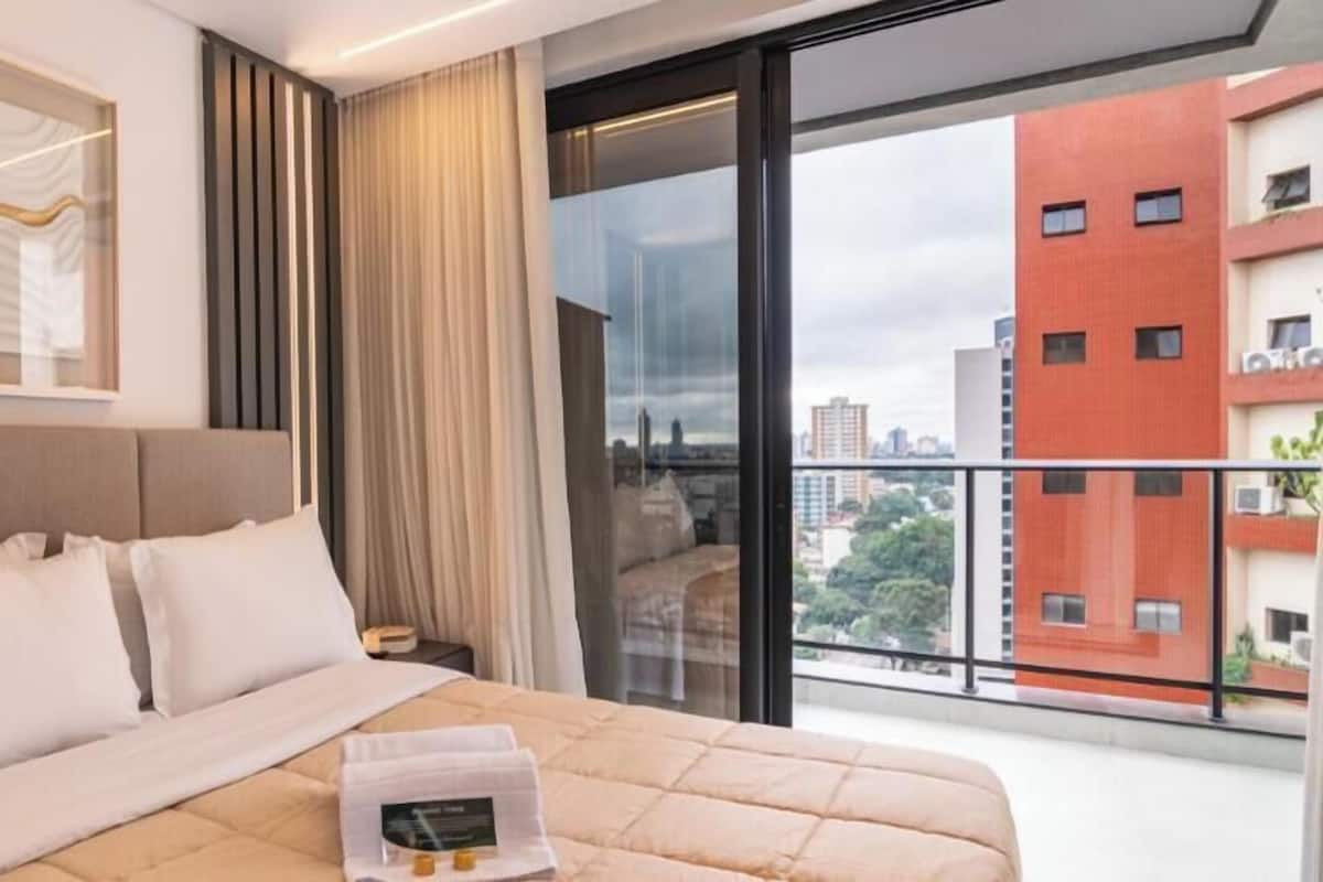 Escritorio, espacio para trabajar con laptop y wifi gratis