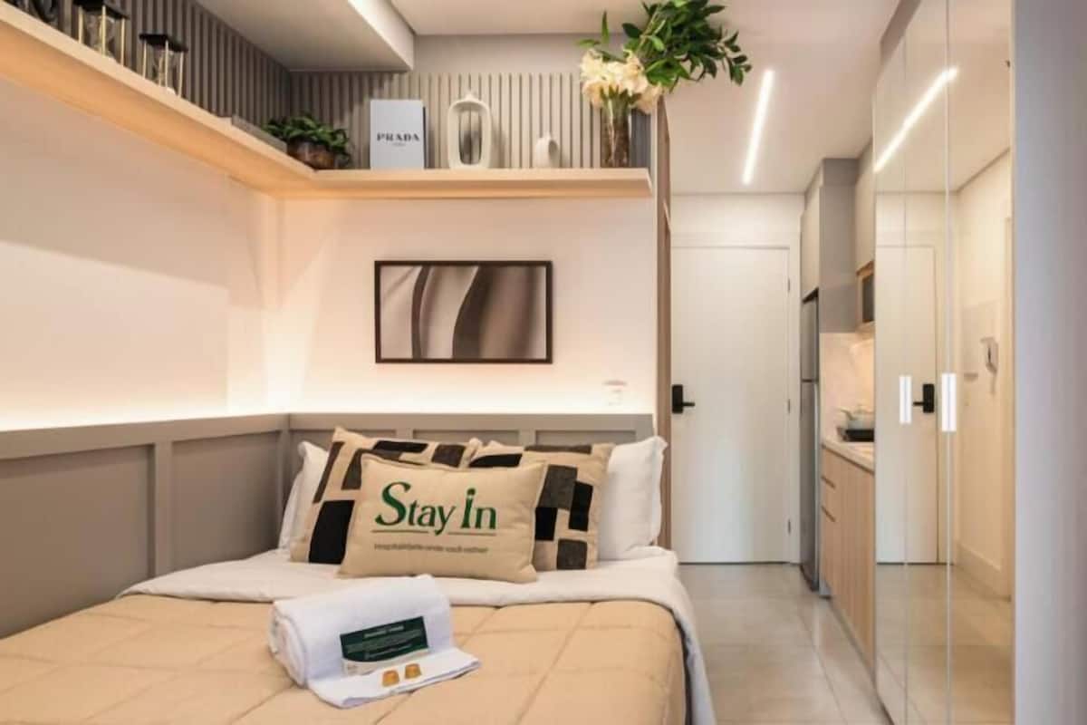 Escritorio, espacio para trabajar con laptop y wifi gratis