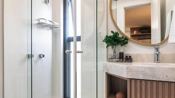 Apartamento superior, vista para a cidade | Banheiro | Chuveiro, produtos de toalete grátis, bidê, toalhas de banho