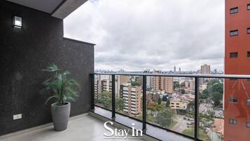 Luxury Apartment, City View | Lanai