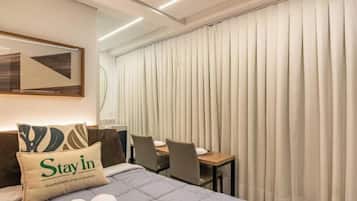 Suite estudio, vista a la ciudad | Escritorio, espacio para trabajar con laptop y wifi gratis