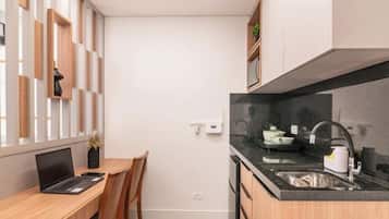 Superior Apartment, City View | Private kitchen