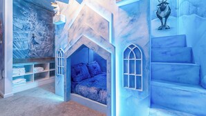 Ein Schlafzimmer mit einem eingebauten Bett, einer Treppe und einem Wandgemälde.