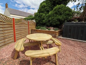 Outdoor dining - Sarah's Cottage (Berwick-upon-Tweed)