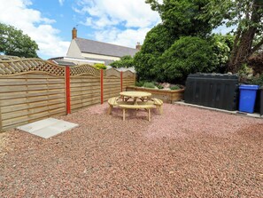 Outdoor dining - Sarah's Cottage (Berwick-upon-Tweed)