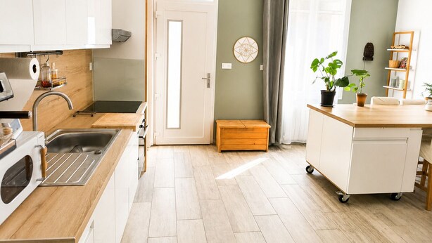 Cocina moderna con lavamanos, estufa y encimera de madera.
