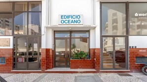 A building with a sign reading 'EDIFICIO OCEANO' and a brick facade. - Casa Oceano Apartment with Wi-Fi and Air Conditioning (Armação de Pêra)