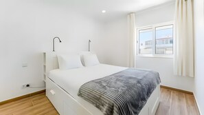 Een strijkplank/strijkijzer, wifi, beddengoed