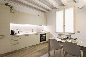 Kühlschrank, Geschirrspüler