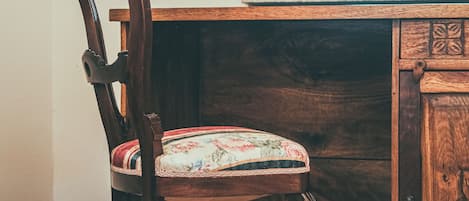 مكتب ومساحة عمل للكمبيوتر المحمول وواي فاي مجانًا