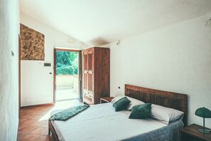 Camera doppia, vista valle | Una scrivania, postazione laptop, Wi-Fi gratuito
