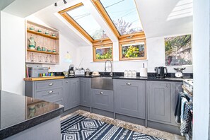 Kühlschrank, Mikrowelle, Ofen, Geschirrspüler