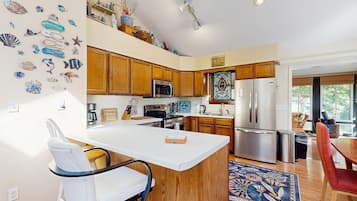 Coffee/tea maker, fridge, microwave, stovetop