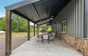 Outdoor dining - Barndominium Near Mt. Magazine & Lake Access (New Blaine)