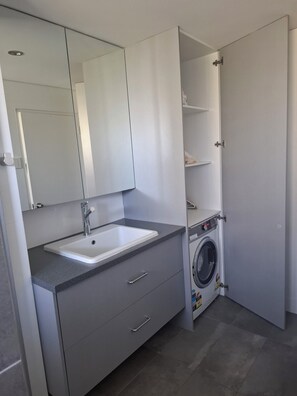 Interior - Amazing River Views- 2br Apartment -Free Parking in Fremantle near George Street (Fremantle)