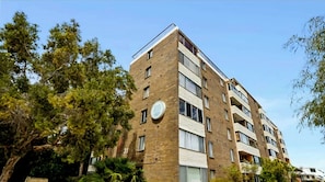 Exterior - Amazing River Views- 2br Apartment -Free Parking in Fremantle near George Street (Fremantle)