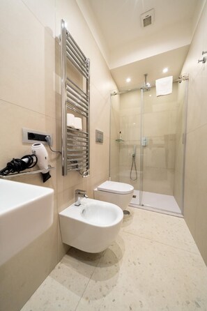 Shower, rainfall showerhead, eco-friendly toiletries, hair dryer - Aurea Colosseum Guest House (Roma)