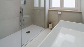 Deluxe Double or Twin Room | Bathroom - Aurea Colosseum Guest House (Rome)