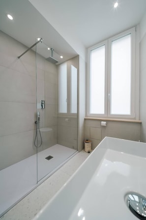 Deluxe Double or Twin Room | Bathroom | Shower, rainfall showerhead, eco-friendly toiletries, hair dryer - Aurea Colosseum Guest House (Rome)