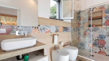 Dusche, Haartrockner, Handtücher