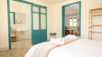 1 dormitorio, tabla de planchar con plancha, wifi y ropa de cama
