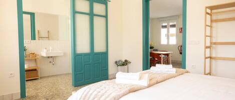 1 dormitorio, tabla de planchar con plancha, wifi y ropa de cama