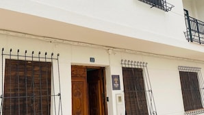 A building with a sign reading 'Rai Zeros' and the number '22' above the entrance.