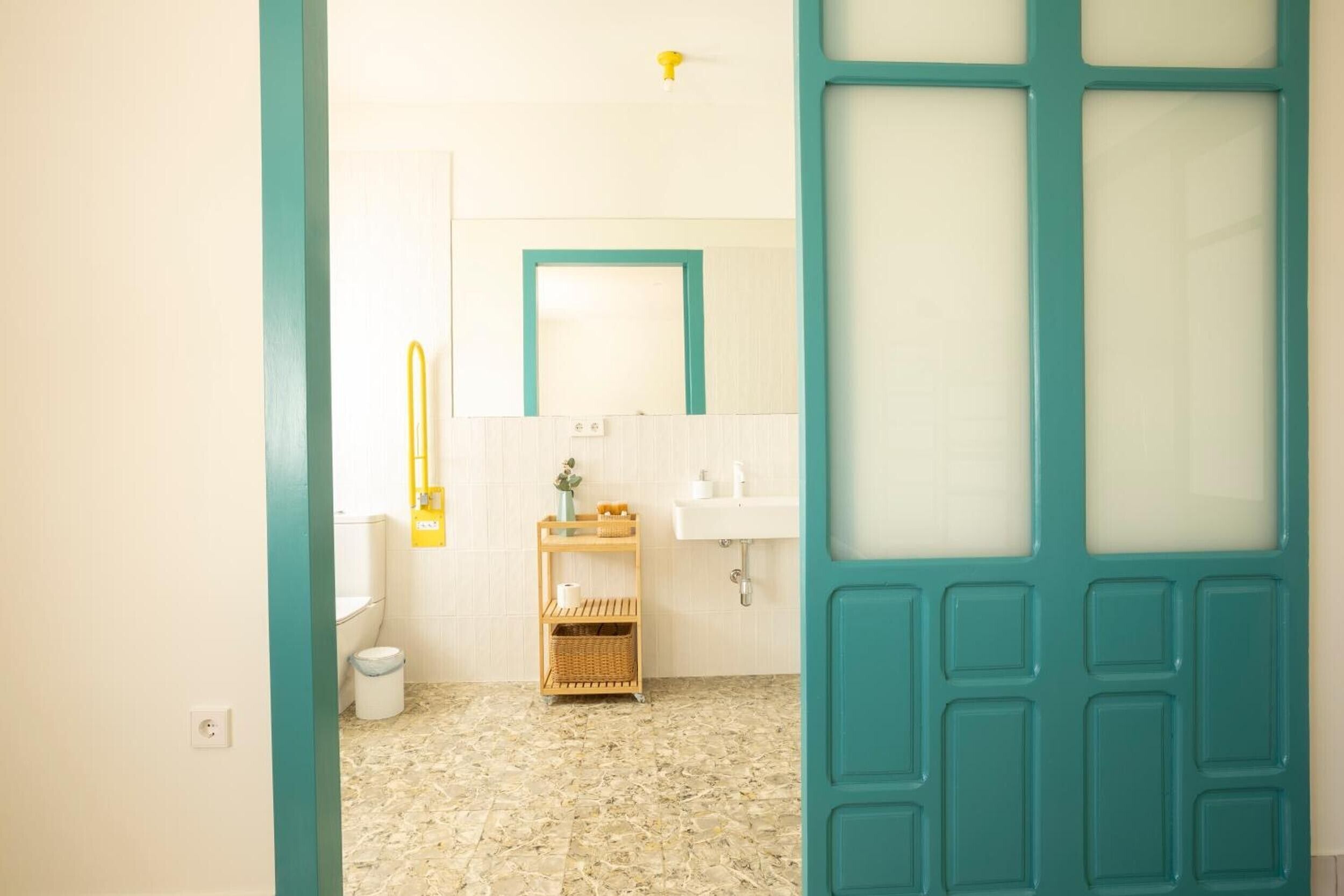 Un baño con inodoro, lavamanos y espejo.