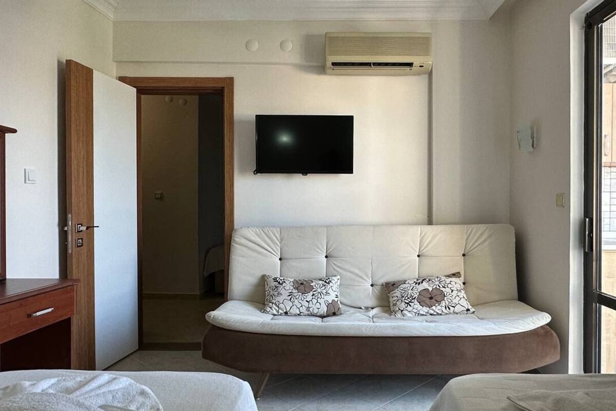 Deluxe Suite, Balcony | WiFi (free)