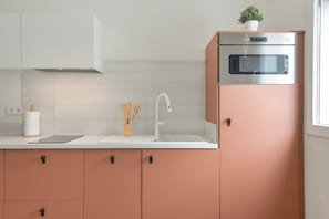 Cafetera y tetera, refrigerador, microondas y horno 