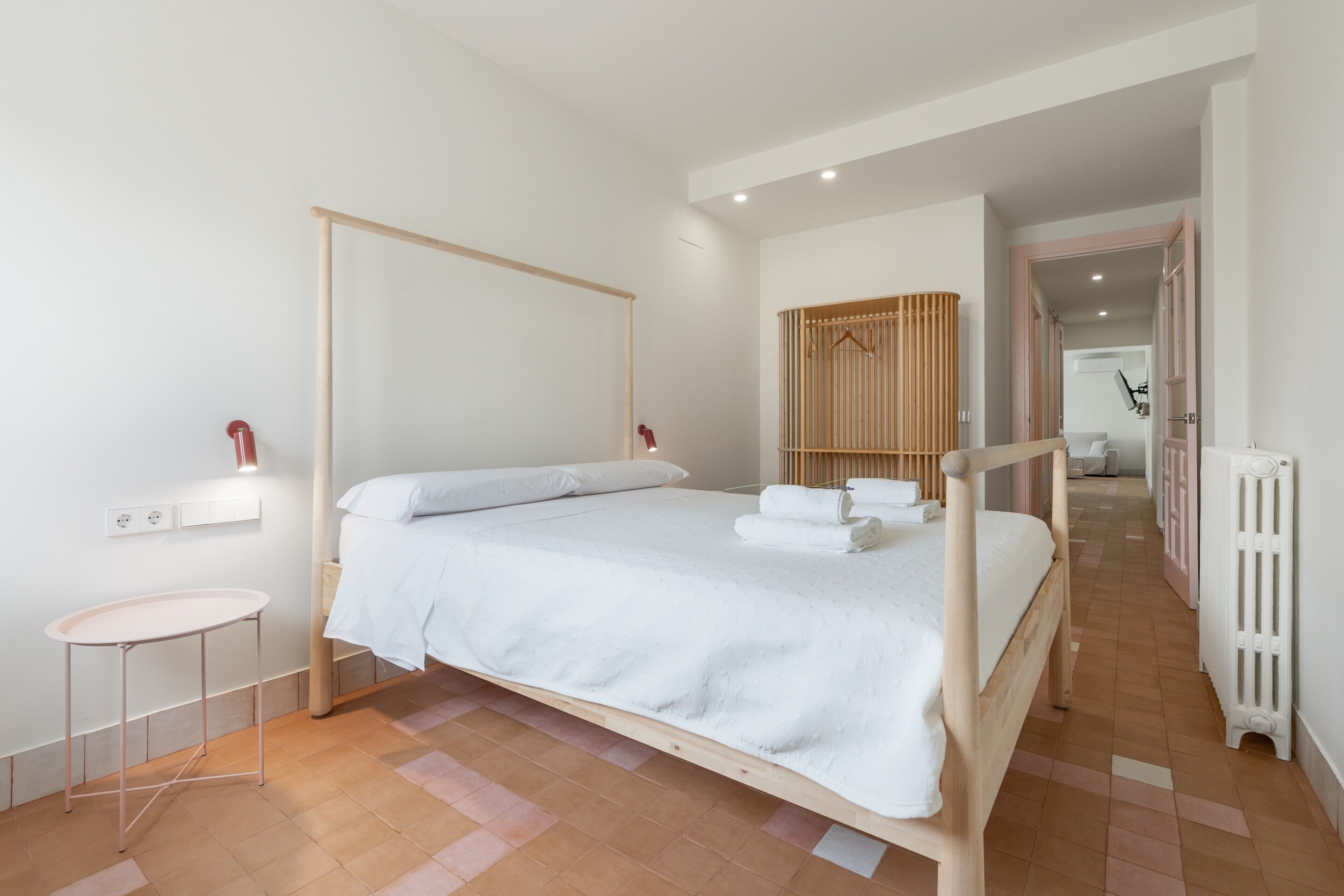 2 habitaciones, tabla de planchar con plancha, wifi y ropa de cama 