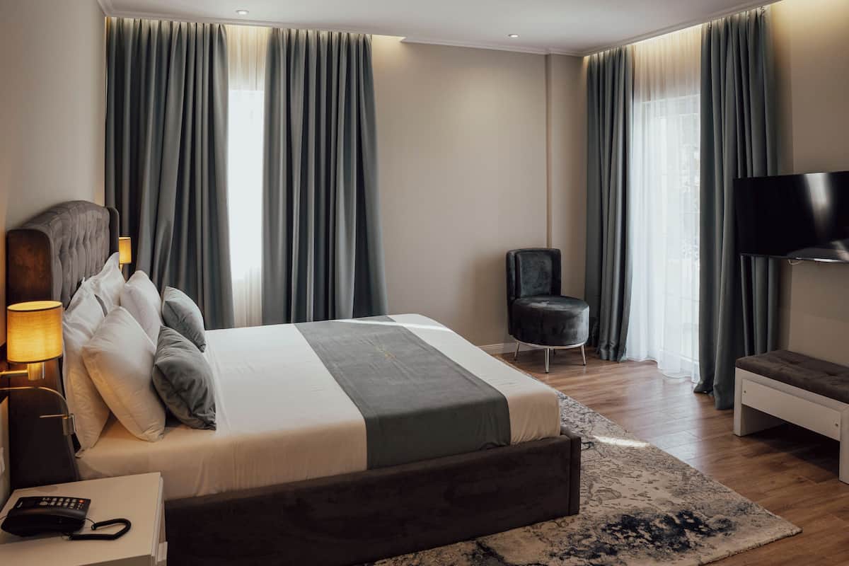 Habitación superior, balcón, vista al mar | Ropa de cama de alta calidad y camas con efecto memoria 