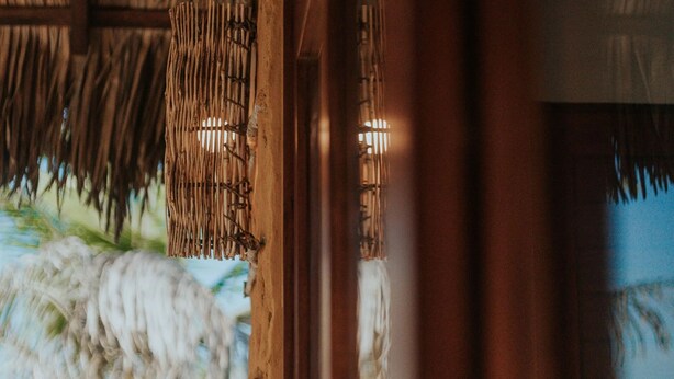 A room with a thatched roof, wooden walls, and a view of palm trees. - Vila Ronquinha (Tutóia)