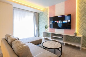 Chambre Deluxe avec lits jumeaux, plusieurs lits, réfrigérateur, vue ville | Coin séjour