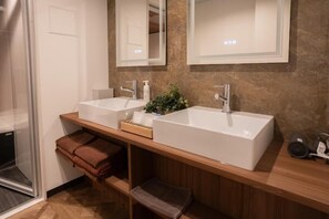 Chambre Triple Deluxe, plusieurs lits, réfrigérateur, vue ville | Salle de bain