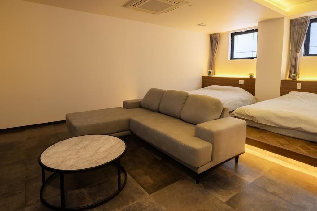 Chambre Deluxe avec lits jumeaux, plusieurs lits, réfrigérateur, vue ville | Intérieur