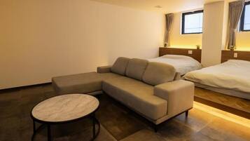 Chambre Deluxe avec lits jumeaux, plusieurs lits, réfrigérateur, vue ville | Intérieur
