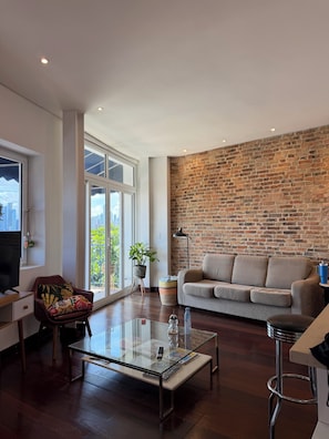 Smart TV - 1-bedroom spacious apartment with amazing view and cozy terrace (Panama City)