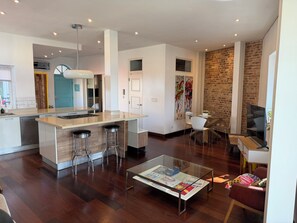 Interior - 1-bedroom spacious apartment with amazing view and cozy terrace (Panama City)